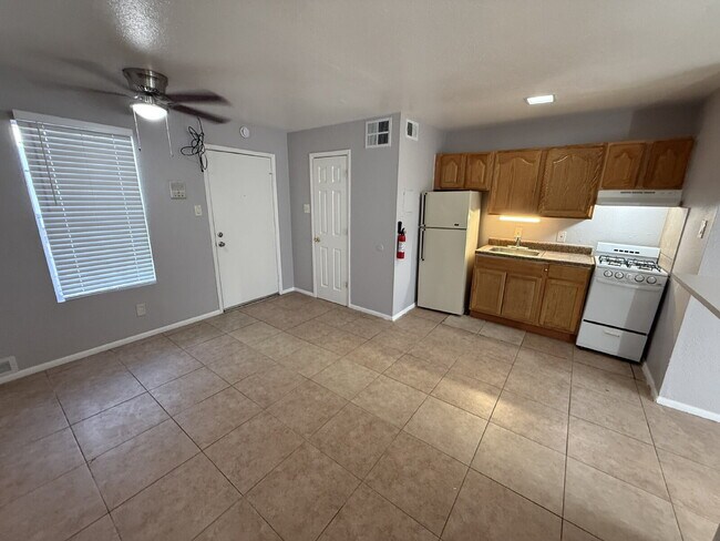 Foto del edificio - Downtown studio! Laundry on site! Move in special!