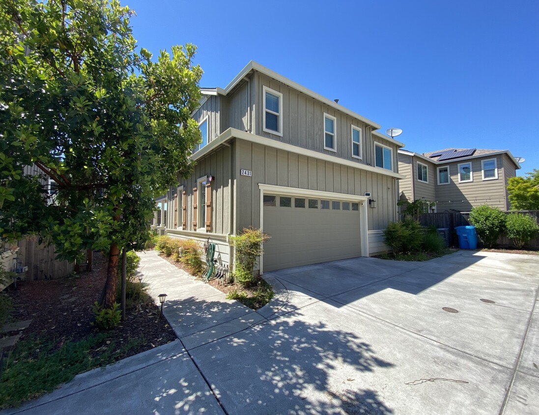 Primary Photo - 2431 San Miguel Ave