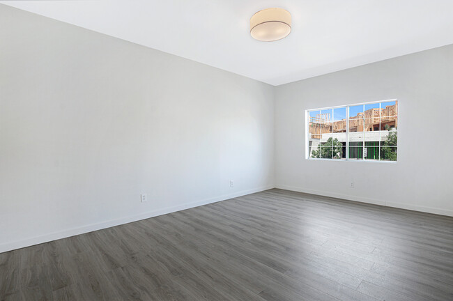 Building Photo - 4521 W Sunset Blvd