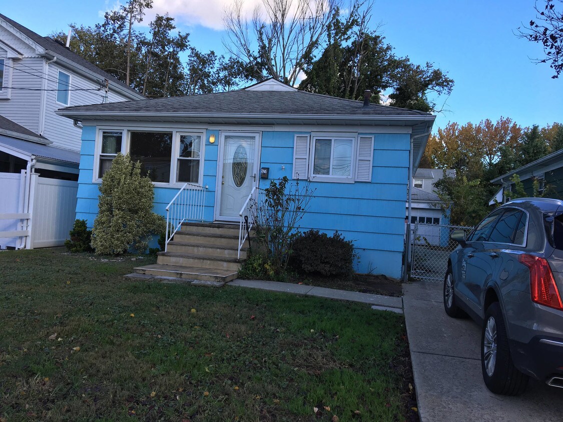 Primary Photo - 527 Willowbrook Rd