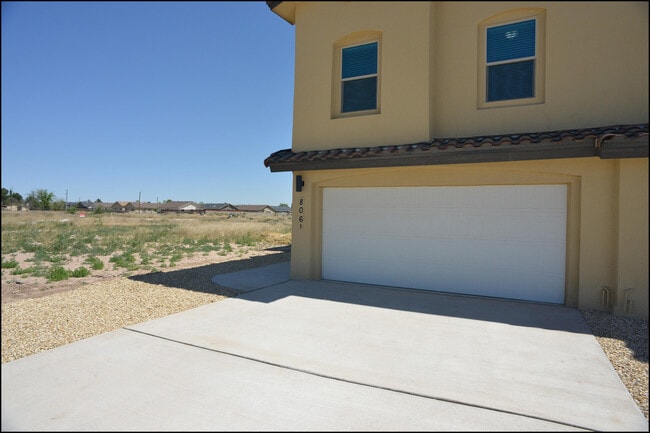 Foto del edificio - 806 TS Daniel Cadena Dr