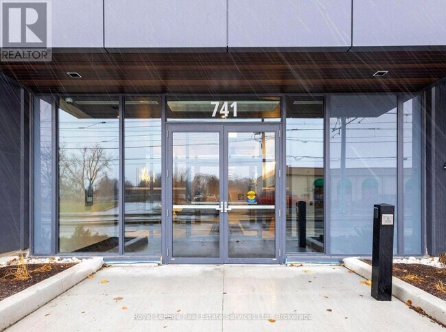 Photo du bâtiment - 741 King St W