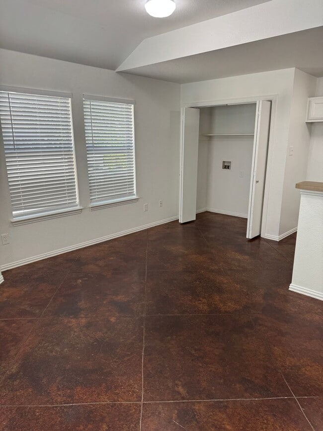 Foto del edificio - 521 Oakwood Ln