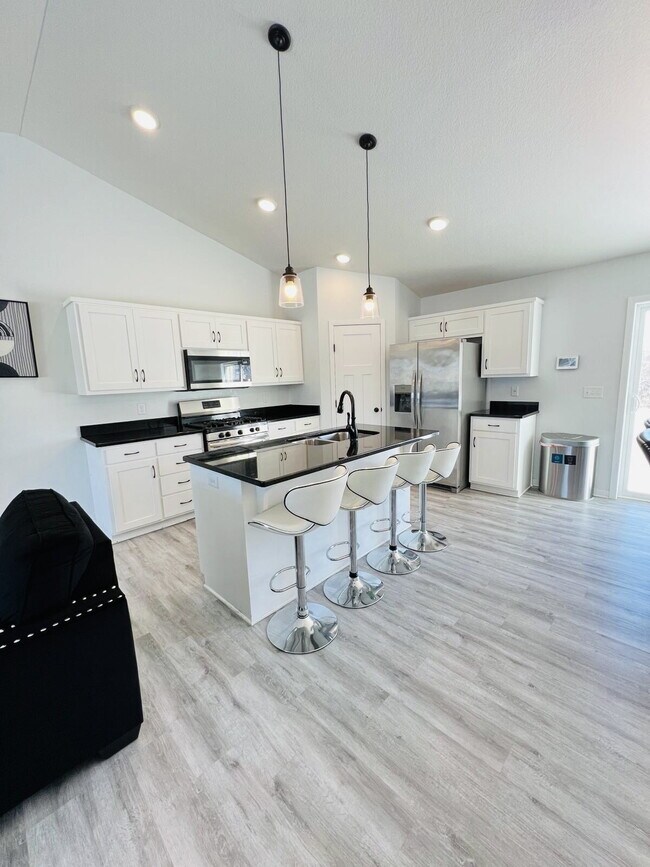 Foto del edificio - Newer Development Home Spacious 4-Bedroom 3 Bathroom Single Family Home with Finished Basement in...