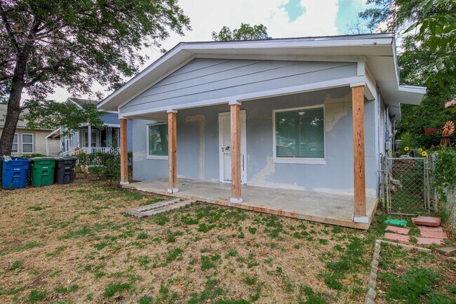 Photo - 530 Mercedes St House