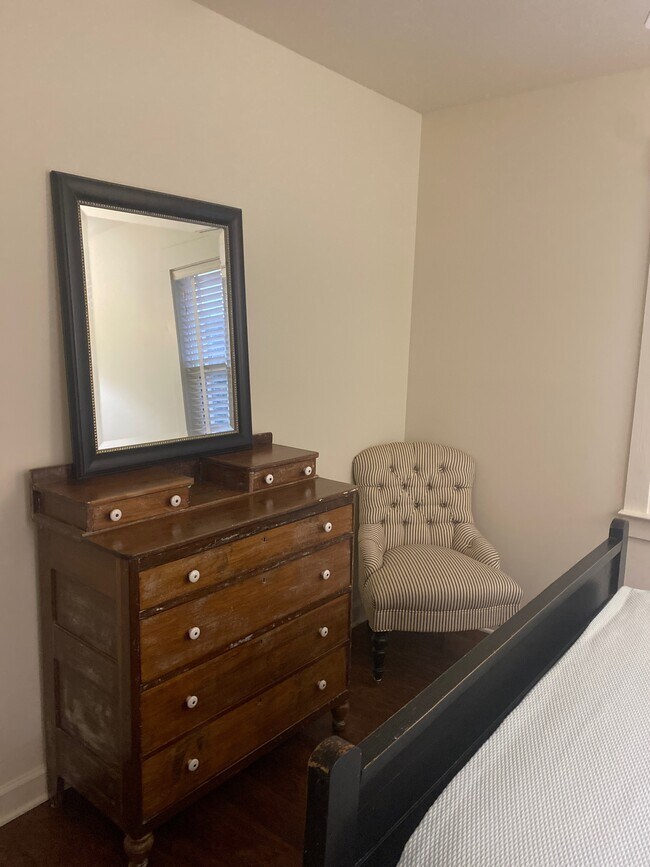 INVITADO - 107 W Owens St