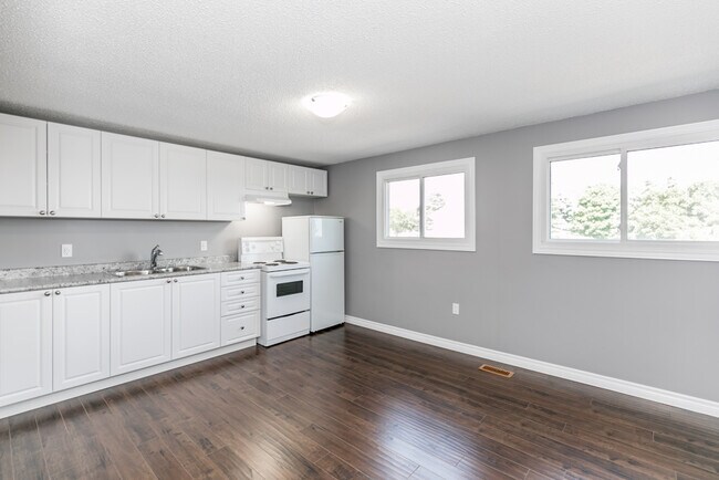 Photo du bâtiment - 2 Bedroom Apartment for Rent – Great Location, Parking, Laundry, Pet-Friendly