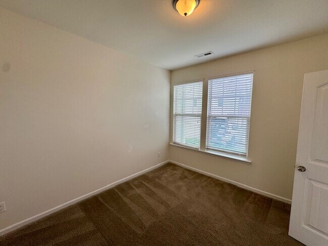 Foto del edificio - Crosstowne Townhome Available NOW!