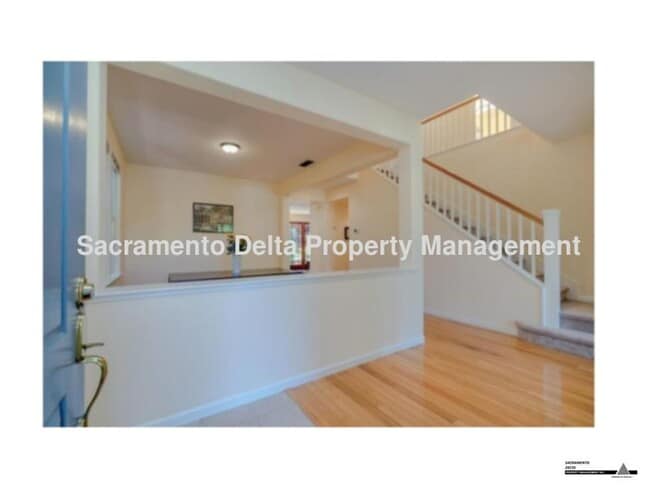Building Photo - Gorgeous 4bed/3 full bath 2 story Home in Davis