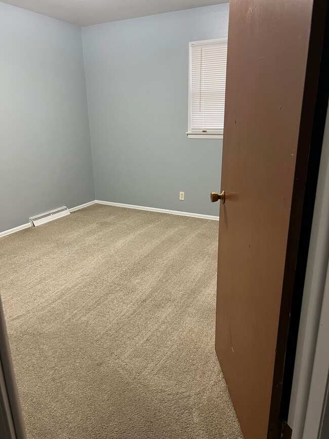 Room 1 - 10439 W Silver Spring Dr