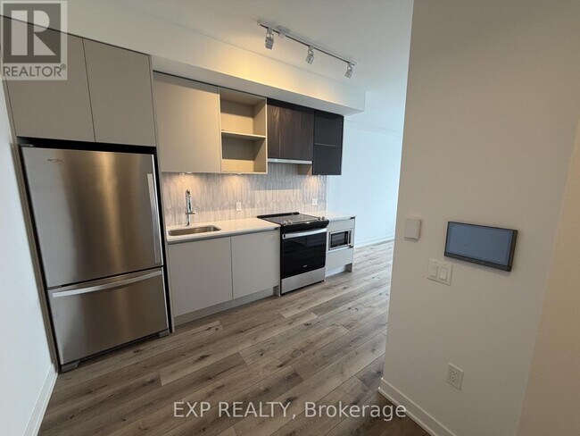 Building Photo - 395 Dundas St W