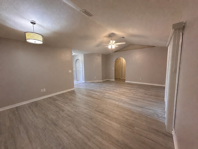 Foto del edificio - 53 Birchwood Dr