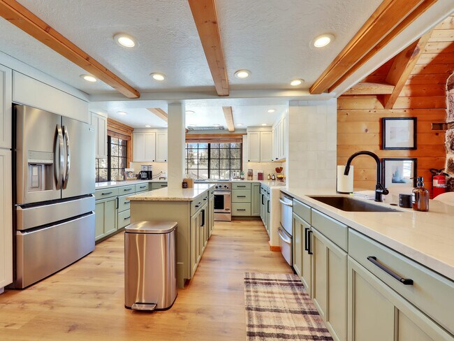 Building Photo - 656 Aspen Dr