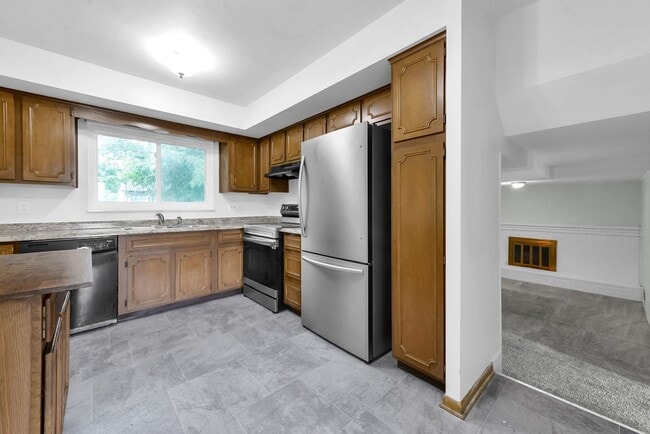 Building Photo - 2032 Northcliff Dr