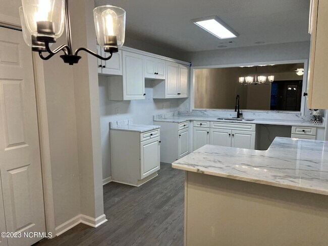 Foto del edificio - 607 Sunset Oaks Ln