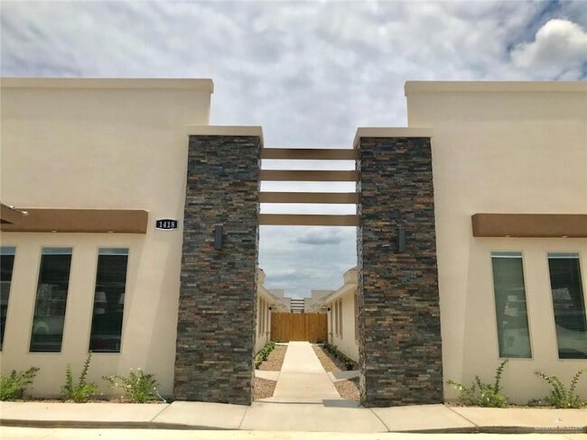 Building Photo - 1512 Coyote Hls