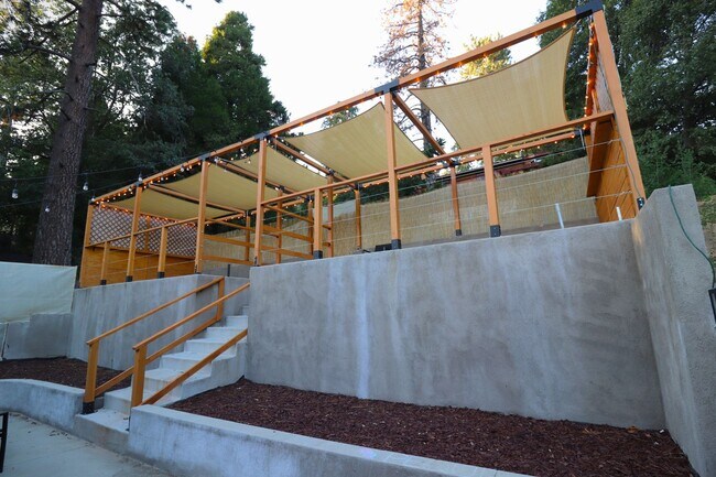 Building Photo - 2 bedroom / 2.5 bathroom home for rent $25...
