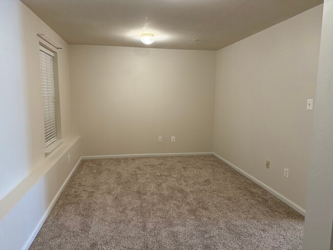 Building Photo - 637 Baystone Ct