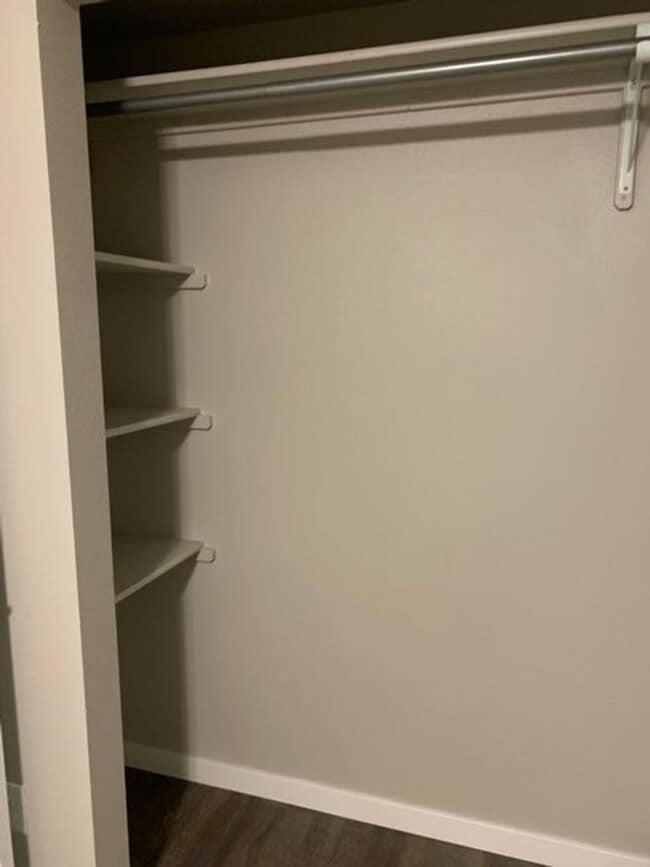 Building Photo - 2 Bedroom Apartment in Jewel Lake!