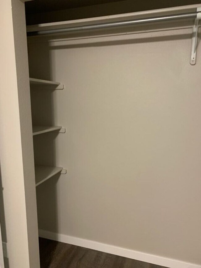 Foto del edificio - 2 Bedroom Apartment in Jewel Lake!