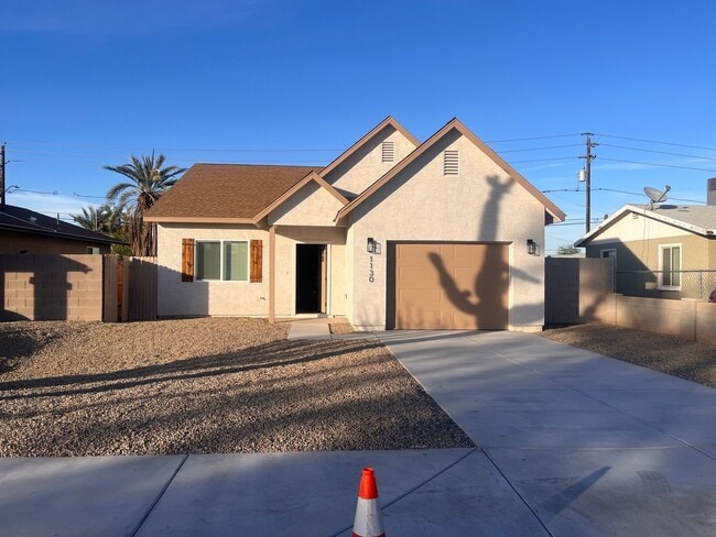 Building Photo - 1108 E 4th St