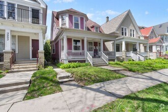Building Photo - 3205-3207 N Bartlett Ave