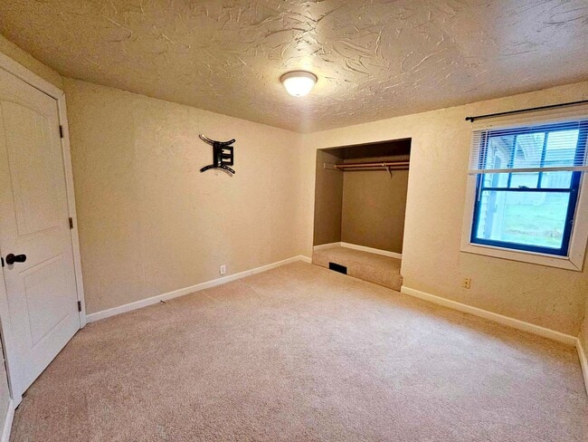 Building Photo - Cute and convenient 3 bed rambler with fen...