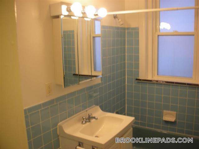 Building Photo - 1539 Beacon St
