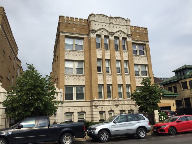 Building Photo - 4240 N Clarendon Ave