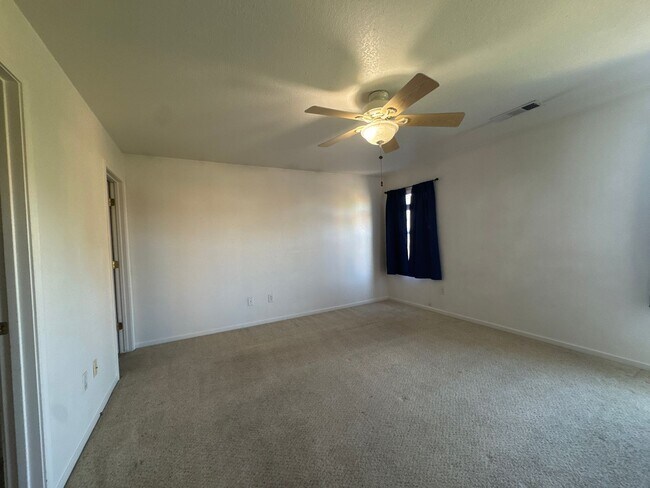 Building Photo - 3 Bed 2 Bath Home w/ Beautiful Backyard - ...