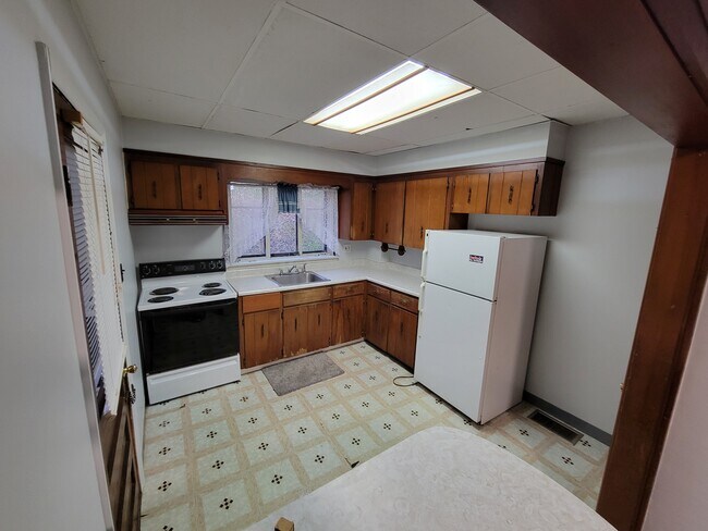Kitchen - 452 Colbert Ave