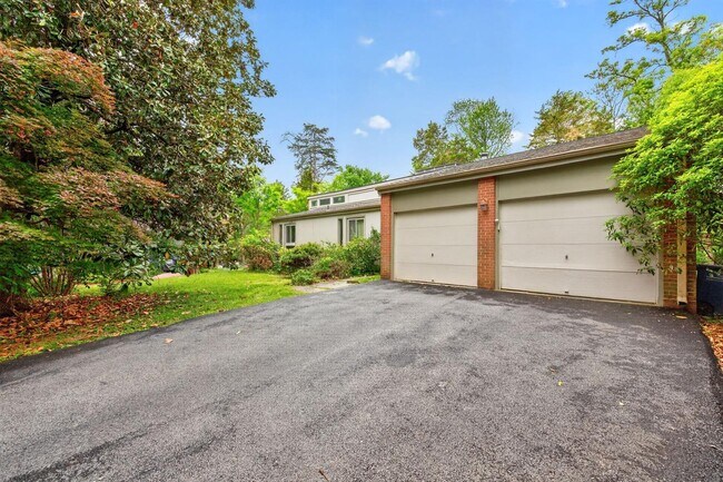 Building Photo - 9404 Woodington Dr
