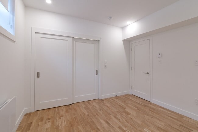 Building Photo - 5530 Ch De La Côte-Saint-Luc