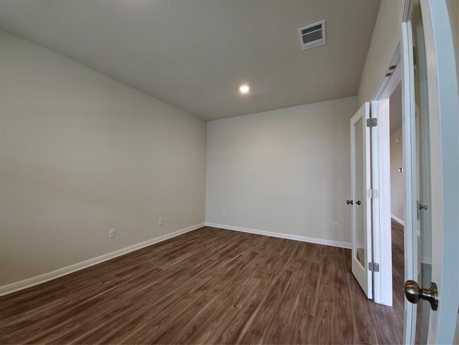 Foto del edificio - 2402 Amara Levi Ln