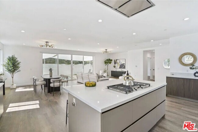 Foto del edificio - 6146 Whitsett Ave