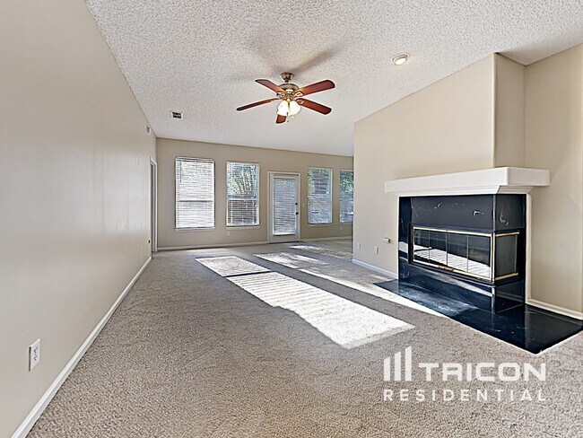 Foto del edificio - 3840 Tallcott Dr