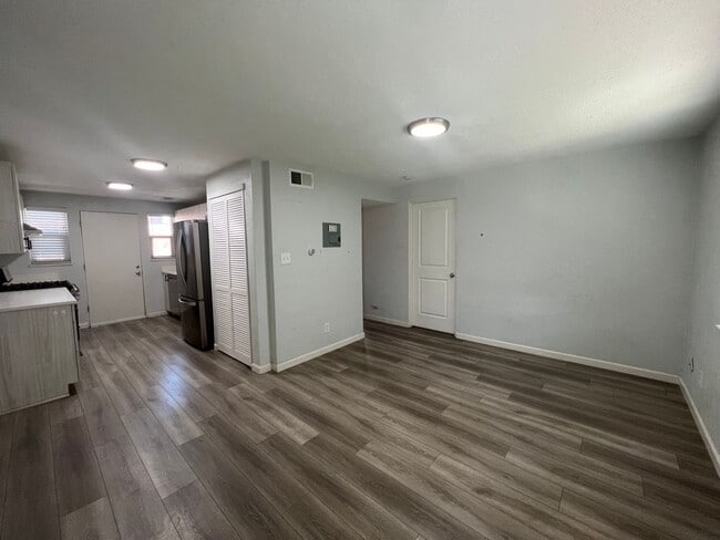 Foto del edificio - Beautifully Renovated 2 bedroom in Aurora! Right on the park and close to Stanley Marketplace!