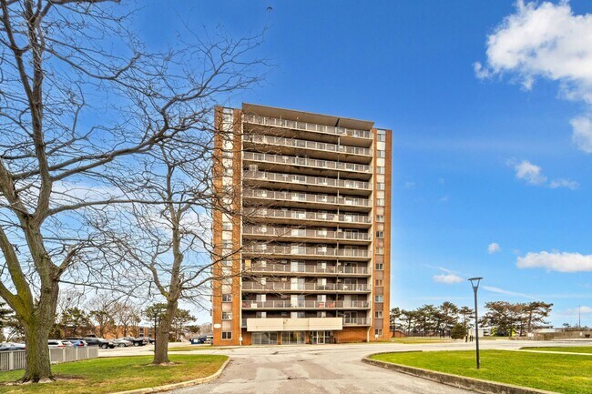 Photo du bâtiment - Leamington Towers Apartments