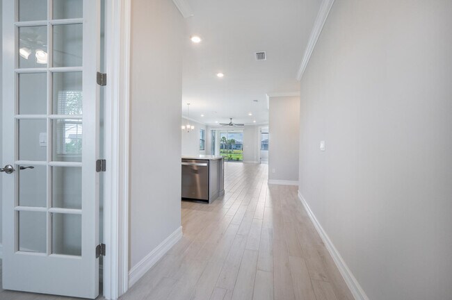 Building Photo - 28093 Sanibel Sands St