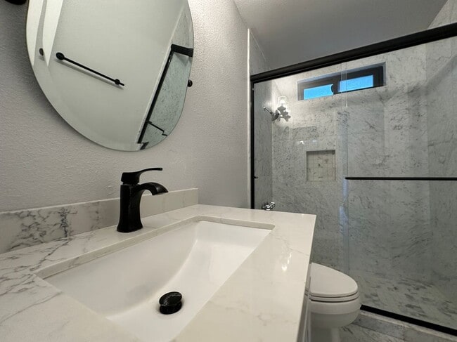 Building Photo - 1362 Club View Dr