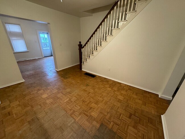 Building Photo - 4 Bedroom 1 Bath Townhouse in York