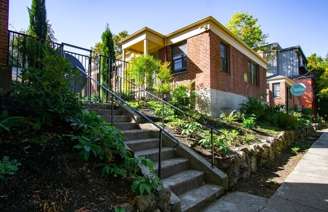 Charming 1-bedroom Courtyard Apartment in Ideal Location! - Charming 1-bedroom Courtyard Apartment in Ideal Location!