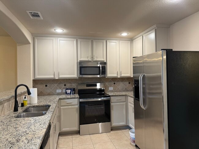 Kitchen - 333 Phoebe Dr