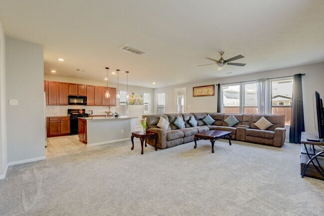 Building Photo - 5 Bedroom / 2.5 Bathroom 2-Story home in K...