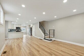 Building Photo - 327 E 10th Ave