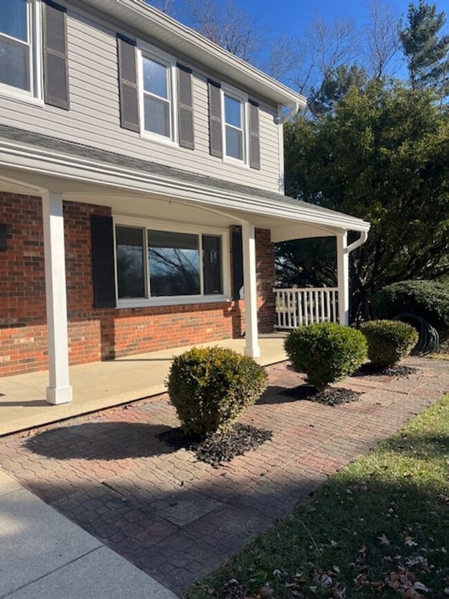 Foto del edificio - Spacious, Fully Updated Home with Walkout Basement on a Mature Lot