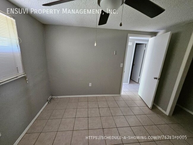 Building Photo - Walking Distance to Gulf and Close to US H...
