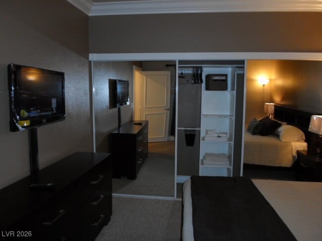 Building Photo - 260 E Flamingo Rd