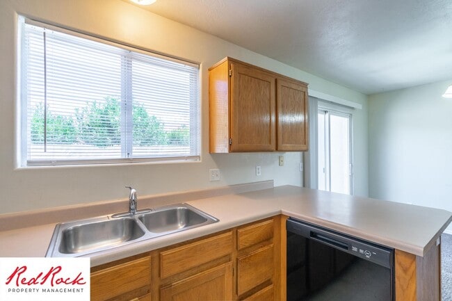 Building Photo - 2 Bedroom, 1.5 Bath Townhome