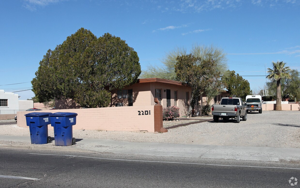 Primary Photo - 2201 E GRANT Rd